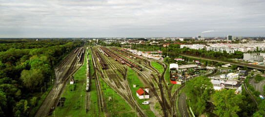 Der wunderschöne Güterbahnhof in Karlsruhe aus der Luft. Naturbelassen