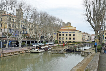 Fototapeta premium Canal de la Robine dans le centre-ville de Narbonne, Aude, Languedoc, Occitanie.