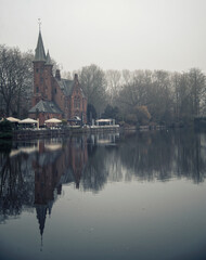 Obraz premium Bar, restaurante con forma de castillo al borde de Minnewater o Lago del Amor en Brujas, Bruselas. 