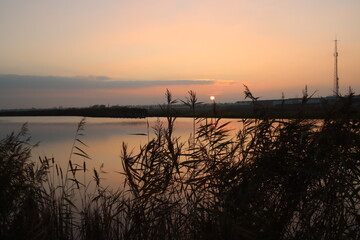 Obraz premium Sunset over the river Rotte in Zevenhuizen with windmills of the Molenviergang