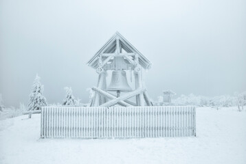 Eis und schneebedeckte Friedensglocke auf dem Fichtelberg im Erzgebirge.