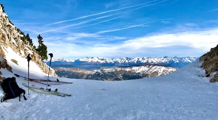 Arrêt ski de randonnée au Pas de la ville, Vercors Est, proche du Grand Veymond, avec vue sur le...