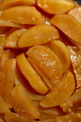 Top Shot von frisch gebackener Apfel Tarte Tatin auf Kuchengitter