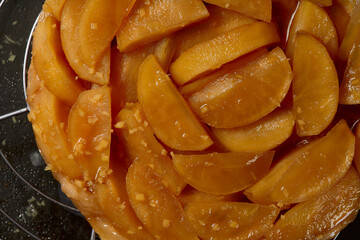 Top Shot von frisch gebackener Apfel Tarte Tatin auf Kuchengitter
