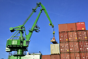 Hafenkran mit Container-Hebevorrichtung bei einem Binnenhafen, Gernsheim/Rhein, Hessen, Deutschland