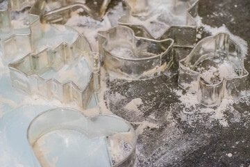 Plätzchenausstecher auf Mehlfläche 