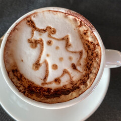 Un árbol de navidad en mi café capuchino
