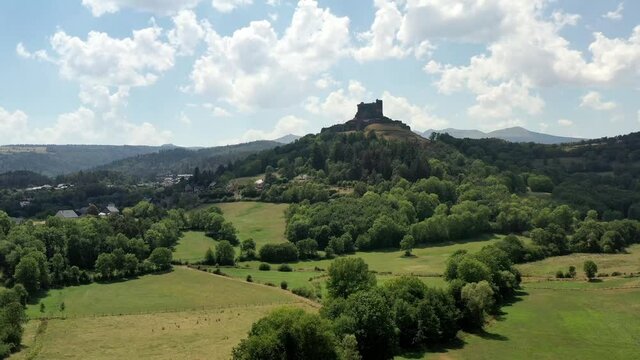 survol du ch&acirc;teau de Murol