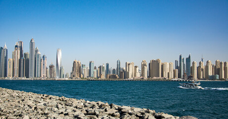 Die Skyline von Dubai im Stadtteil Jumeirah Islands