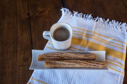 Tradicionales churros mexicanos con chocolate
