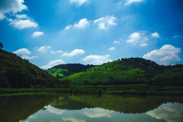 Fototapeta na wymiar Céu, montanha e lago