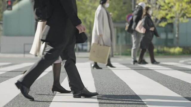 群衆・歩く人・横断歩道・東京駅