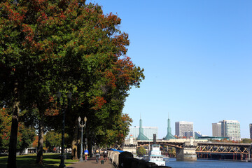 Obraz premium Portland, City of Bridges: Burnside Bridge and Tom McCall Waterfront Park.