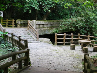 風情のある橋と休憩所