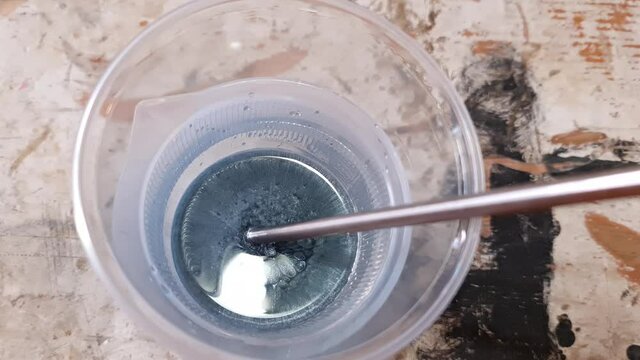 Mixing epoxy resin at high temperature, bubbles evaporate. Epoxy resin new chemical using in art with wood.
