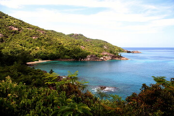 Naklejka premium panorama tropical island i turquoise sea water lagoon secret beach ideal honeymoon destination