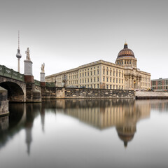 Fototapeta premium Stadtschloss Humboldtforum mit Fernsehturm in Berlin
