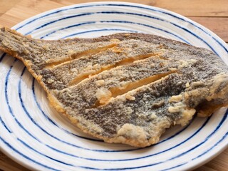 도자기 접시에 담긴 가자미 구이