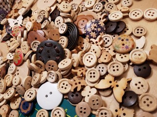 Obraz premium Multi-colored wooden buttons for sewing