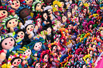 Conjunto de coloridas muñecas de tela típicas de México