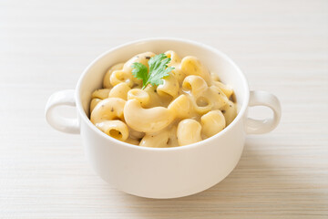 macaroni and cheese with herbs