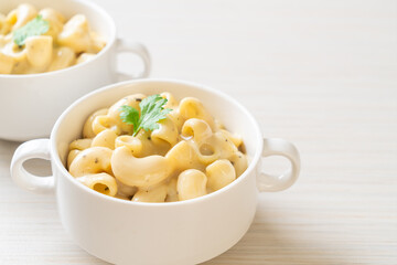 macaroni and cheese with herbs