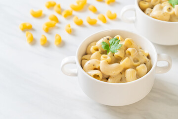 macaroni and cheese with herbs