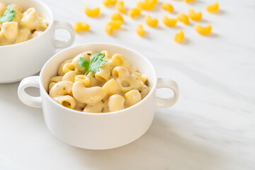 macaroni and cheese with herbs