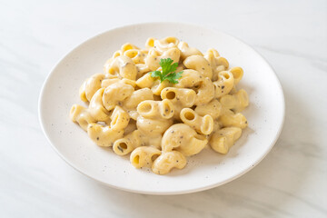 macaroni and cheese with herbs