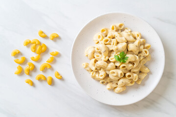 macaroni and cheese with herbs