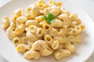 macaroni and cheese with herbs