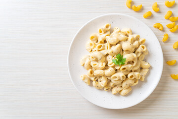 macaroni and cheese with herbs
