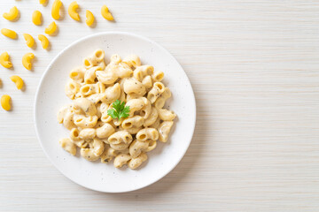 macaroni and cheese with herbs