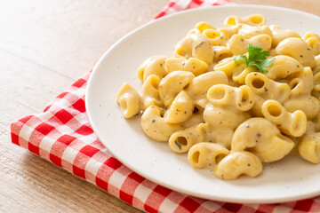 macaroni and cheese with herbs