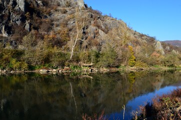 Fototapeta na wymiar reflection in the river in autumn
