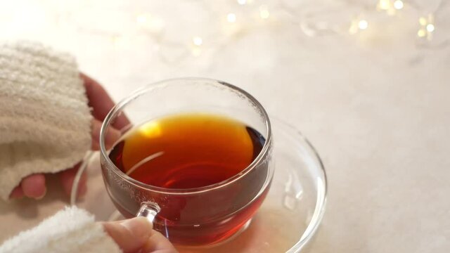 お茶・紅茶を飲む女性の手元アップ。おうち時間、休憩時間。