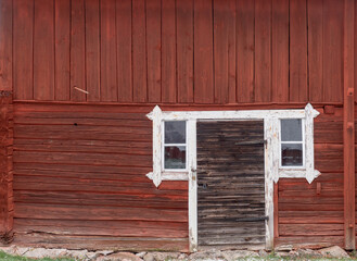 Obraz na płótnie Canvas Beautiful red wooden farmhouse painted in traditional Swedish color