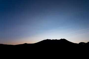 青に染まる空と山