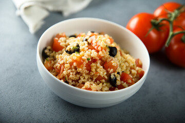 Warm bulgur salad with tomatoes and olives