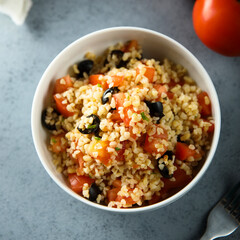 Warm bulgur salad with tomatoes and olives