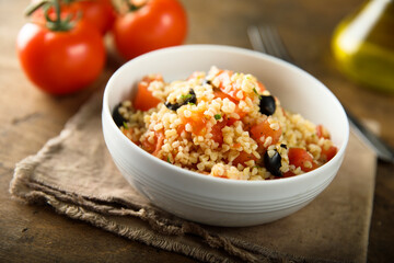 Warm bulgur salad with tomatoes and olives