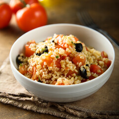 Warm bulgur salad with tomatoes and olives