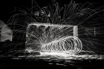 Energía liberada. Arte abstracto en un túnel con fuego y chispas