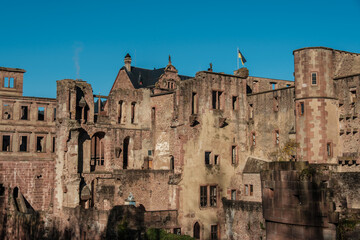 Blick auf die Ruine vom Schlo&szlig; Heidelberg (Germany) vor einem blauen Himmel