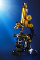 Retro Mikroskop isoliert auf blauem Hintergrund