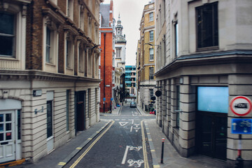 Calle de Londres sin coches aparcados vistos desde el centro