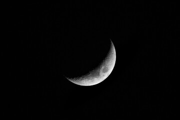 luna creciente en una noche despejada de invierno
