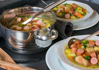 Kartoffelsuppe mit Würstchen und Speck