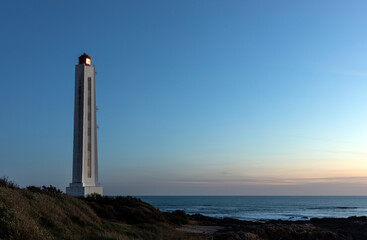 Phare de l'Armandèche des Sables d'Olonne à la tombée de la nuit (Vendée, France)