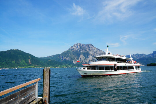 Urlaub am See, Ausflugsboot fährt auf dem Traunsee im sommer, beste Zeit zum Entspannen, im Hintergrund der Berg Traunstein